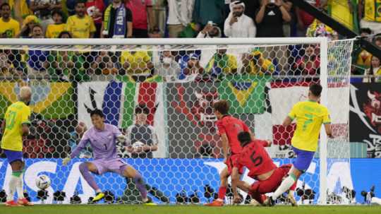 Na snímke vpravo brazílsky stredopoliar Lucas Paqueta strieľa štvrtý gól v zápase osemfinále MS 2022 vo futbale Brazília - Kórejská republika.
