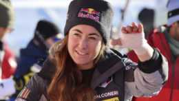 Talianka Sofia Goggiová máva fanúšikom po zjazde Svetového pohára alpských lyžiarok vo švajčiarskom stredisku St. Moritz.