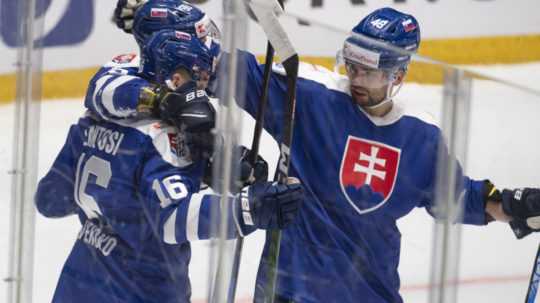 Na snímke vľavo Róbert Lantoši a Viliam Čacho (obaja Slovensko) sa tešia po strelení gólu na Vianočnom Kaufland Cupe Slovensko - Nórsko.