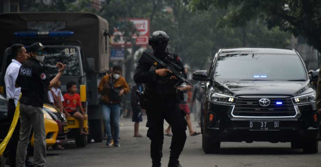 Samovražedný atentátnik v Indonézii zabil policajta a ďalších osem ľudí zranil