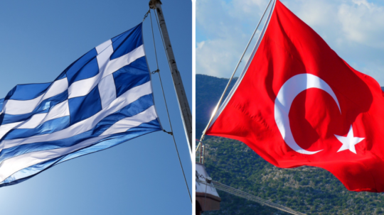 Ilustračná snímka vlajky Grécka (vľavo) a Turecka.