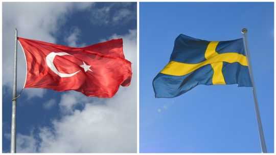 Turecká a švédska vlajka.