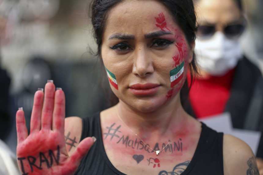 Iránka protestuje proti vláde.