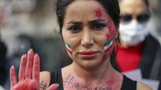 Iránka protestuje proti vláde.