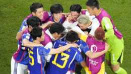 Japonskí futbalisti sa tešia z druhého gólu počas zápasu základnej E-skupiny Japonsko - Španielsko na majstrovstvách sveta vo futbale v katarskom meste Dauha.