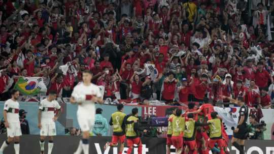 Juhokórejský futbalista Hwang Hi-čchan (medzi radujúcimi sa hráčmi) sa teší z gólu na 2:1 počas zápasu základnej H-skupiny Južná Kórea - Portugalsko na majstrovstvách sveta vo futbale v katarskom meste Al-Rajján.