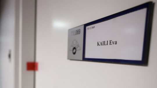 Zapečatené dvere kancelárie bývalej podpredsedníčky Európskeho parlamentu Evy Kailiovej.