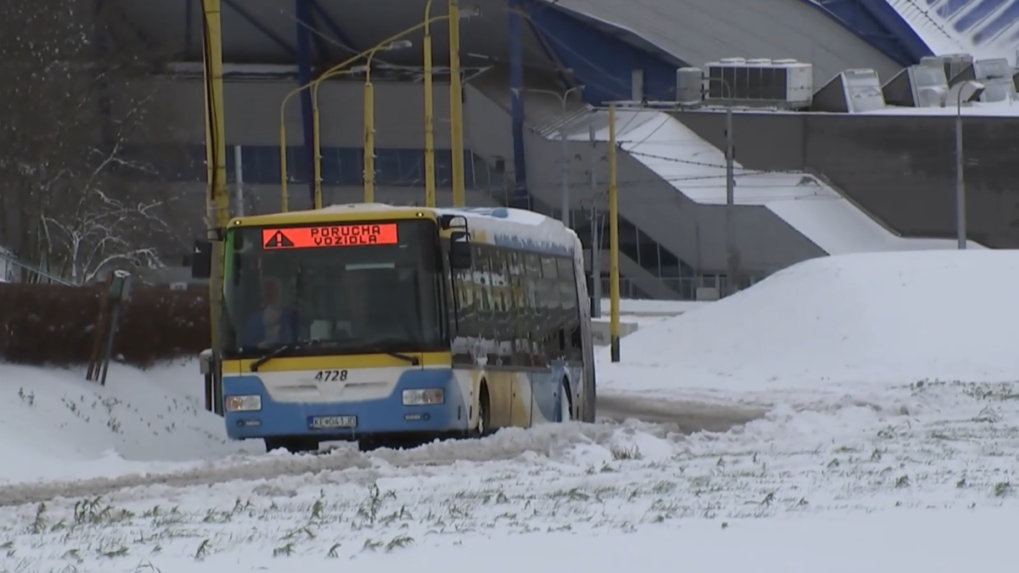 Sneh skomplikoval dopravu na východnom Slovensku
