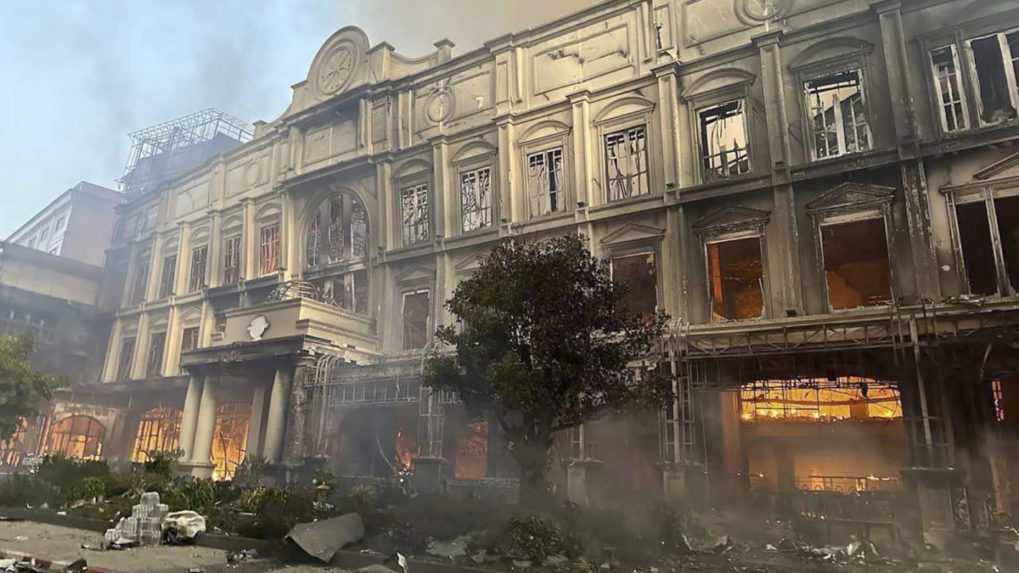 Počet obetí požiaru hotela v Kambodži stúpol na 27