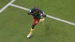 Kamerunský futbalista Vincent Aboubakar sa teší z gólu na 1:0 počas zápasu základnej G-skupiny Kamerun - Brazília na majstrovstvách sveta vo futbale v katarskom meste Lúsajl.