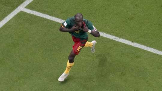 Kamerunský futbalista Vincent Aboubakar sa teší z gólu na 1:0 počas zápasu základnej G-skupiny Kamerun - Brazília na majstrovstvách sveta vo futbale v katarskom meste Lúsajl.