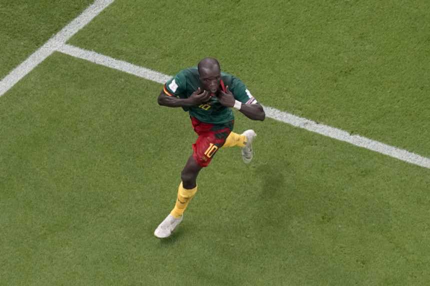 MS vo futbale: Brazília podľahla Kamerunu, postup si však postrážila