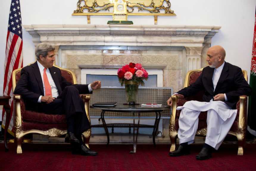 Americký minister zahraničných vecí John Kerry s afganským prezidentom Hamídom Karzajom počas návštevy Kábulu.