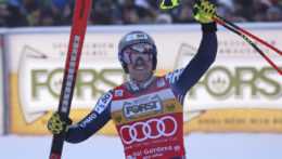 Nór Aleksander Aamodt Kilde sa teší v cieli zjazdu Svetového pohára alpských lyžiarov v talianskom stredisku Val Gardena.