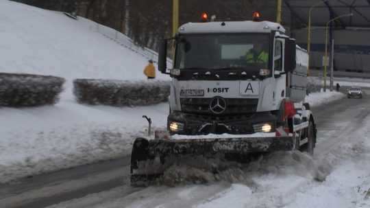 Vozidlo odhŕňa sneh v Košiciach.