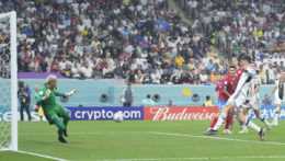 Nemecký futbalista Kai Havertz (vpravo) strieľa tretí gól Nemecka počas zápasu základnej E-skupiny Kostarika - Nemecko na majstrovstvách sveta vo futbale v katarskom meste Chaur.