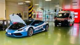 Na snímke policajné auto značky Lamborghini a v pozadí sanitka.