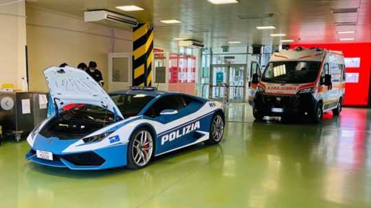 Na snímke policajné auto značky Lamborghini a v pozadí sanitka.
