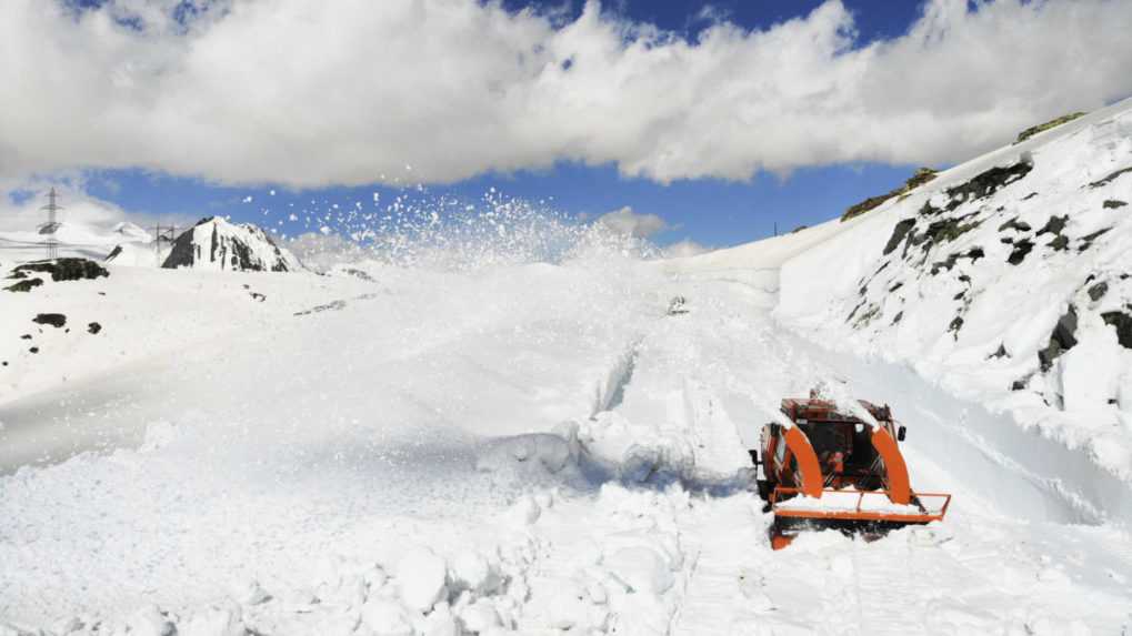 V Tirolsku zabila lavína päť ľudí. Medzi nimi je aj vodič pluhu