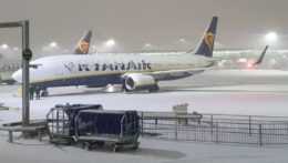 na snímke lietadlo na letisku pokrytom snehom