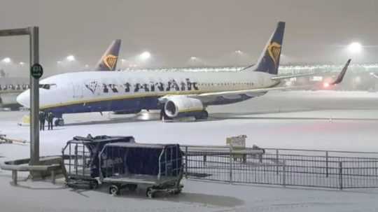 na snímke lietadlo na letisku pokrytom snehom