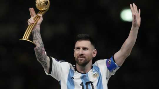 Kapitán Argentíny Lionel Messi pózuje so Zlatou loptou pre najlepšieho hráča MS v Katare.