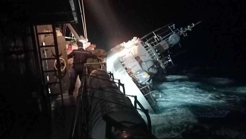 Po nehode lode thajského námorníctva našli dvoch preživších a štyri obete
