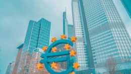 Logo eura pred budovou Európskej centrálnej banky vo Frankfurte nad Mohanom.