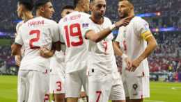 Marocký futbalista Hakim Ziyech (7) sa teší z gólu so spoluhráčmi počas zápasu základnej F-skupiny Kanada - Maroko na majstrovstvách sveta vo futbale v katarskom meste Dauha.