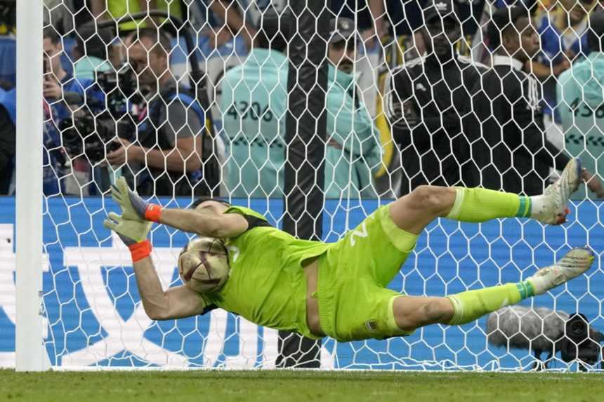 Brankár Argentíny Emiliano Martinez chytá penaltu v penaltovom rozstrele finálového zápasu Argentína - Francúzsko na MS vo futbale.