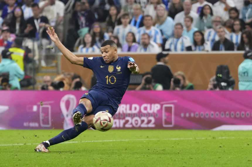 Futbalista Francúzska Kylian Mbappe strieľa vyrovnávajúci gól na 2:2 vo finálovom zápase Argentína - Francúzsko na MS vo futbale.