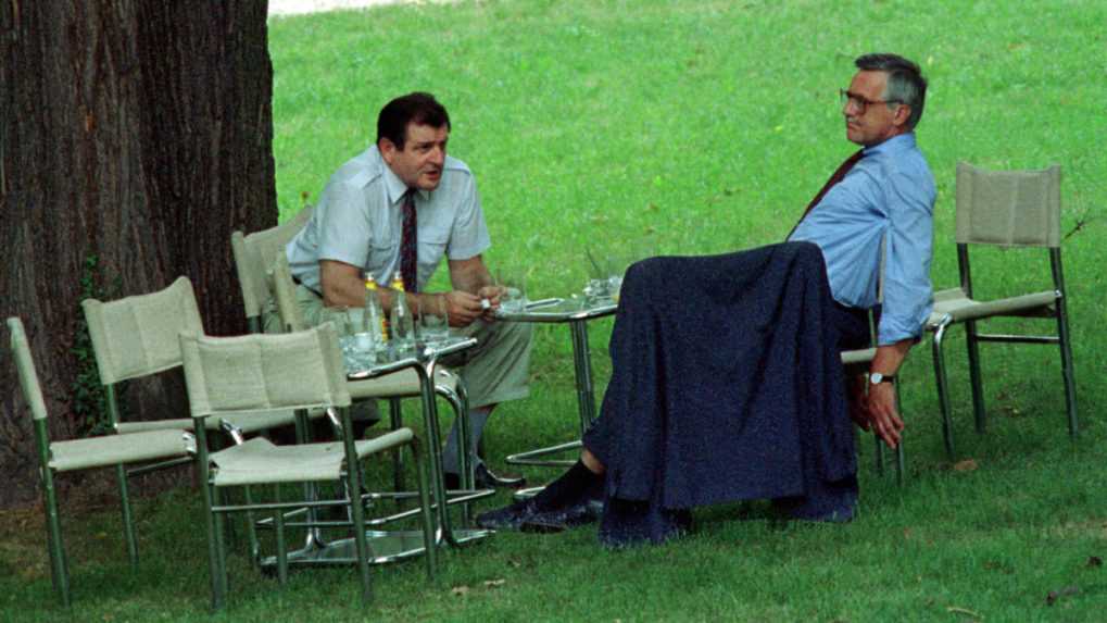 Vladimír Mečiar a Václav Klaus sedia na stoličkách pod stromom v lete roku 1992 a rokujú o rozdelení ČSFR.