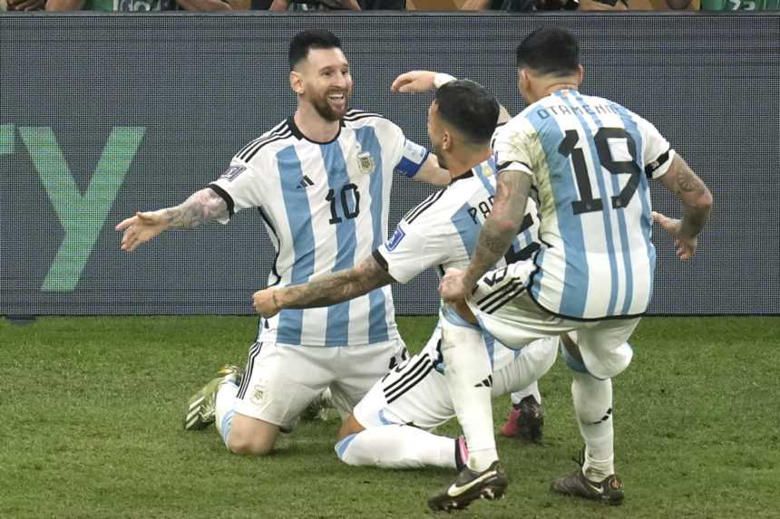 Kapirán Argentíny Lionel Messi (vľavo) sa teší so spoluhráčmi po strelení gólu v predĺžení finálového zápasu Argentína - Francúzsko na MS vo futbale v katarskom meste Lúsajl.