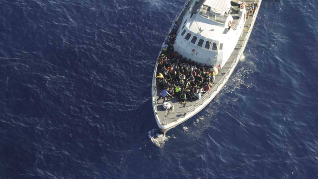 Na taliansky ostrov priplávali v preplnenej rybárskej lodi stovky migrantov. Pobrežná stráž zachránila dospelých aj deti