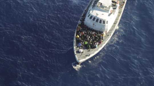 Na snímke loď s migrantami na palube.