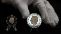 Na snímke sú mince s portrétom britského kráľa Karola III.