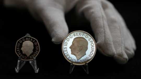 Na snímke sú mince s portrétom britského kráľa Karola III.