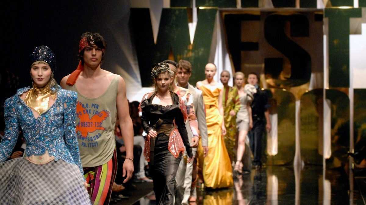 Na snÃƒÂ­mke mÃƒÂ³dna prehliadka Vivienne Westwoodovej, ktorÃƒÂ¡ sa konala v Bratislave v roku 2009. Na snÃƒÂ­mke modelky a modely krÃƒÂ¡Ã„ÂajÃƒÂº po mÃƒÂ³le v Ã…Â¡atÃƒÂ¡ch tejto britskej nÃƒÂ¡vrhÃƒÂ¡rky.
