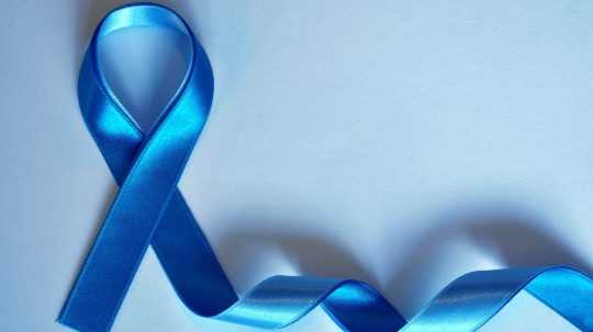 Modrá stuha - symbol rakoviny prostaty.