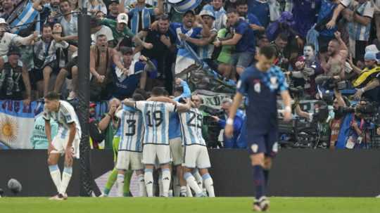 Futbalisti Argentíny sa tešia z tretieho gólu.