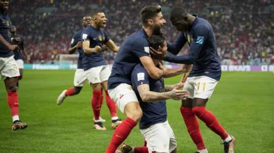 Futbalisti Francúzska sa tešia z prvého gólu.