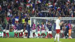 Futbalisti Francúzska sa tešia z výhry nad Poľskom a postupom do štvrťfinále.
