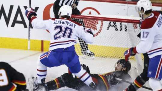Slovenský hokejista Juraj Slafkovskvý sa teší z gólu proti Calgary Flames.