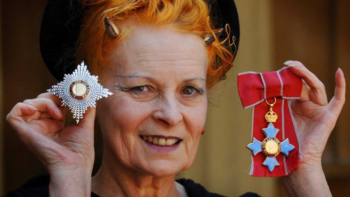 Na snÃƒÂ­mke Vivienne WestwoodovÃƒÂ¡ pÃƒÂ³zuje s oceneniami, ktorÃƒÂ© dostala za svoju tvorbu.