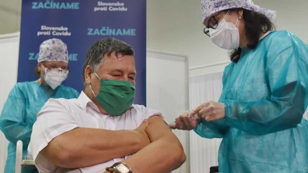 Na snímke infektológ Vladimír Krčméry ako prvý Slovák počas úvodného očkovania proti ochoreniu COVID-19 na Slovensku.
