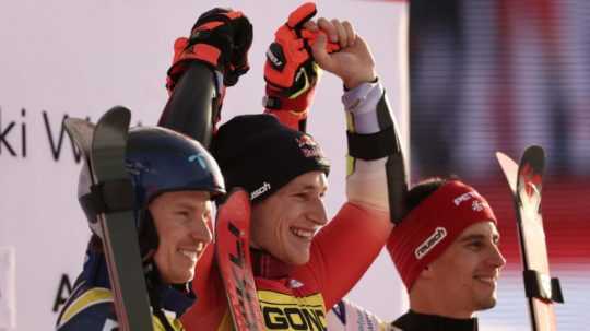 Zľava lyžiari Henrik Kristoffersen, Marco Odermatt a Žan Kranjec.