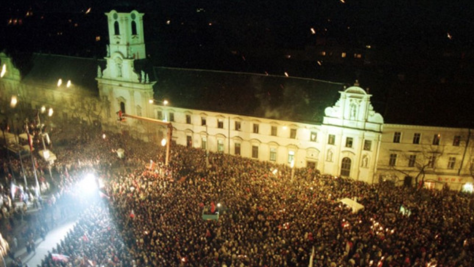 Na Námestí SNP v Bratislave sa 1. januára 1993 zhromaždilo množstvo ľudí, aby oslávili vznik samostatnej Slovenskej republiky.