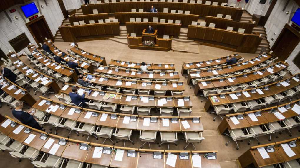 Parlament začal rokovať o termíne predčasných volieb