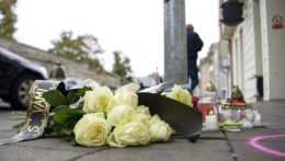 Sviečky a kvety položené na mieste teroristického útoku.