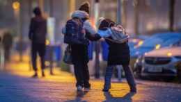 Na ilustračnej snímke sa deti šmýkajú na zamrznutom chodníku.